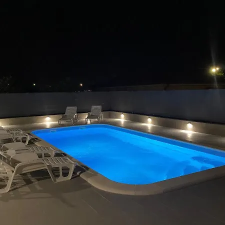 Ukic With A Large Outdoor Swimming Pool