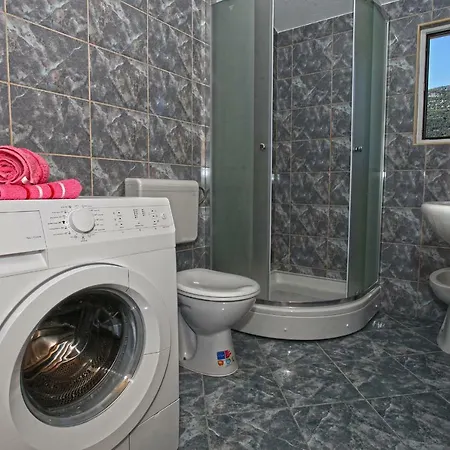 Ukic With A Large Outdoor Swimming Pool Appartement *