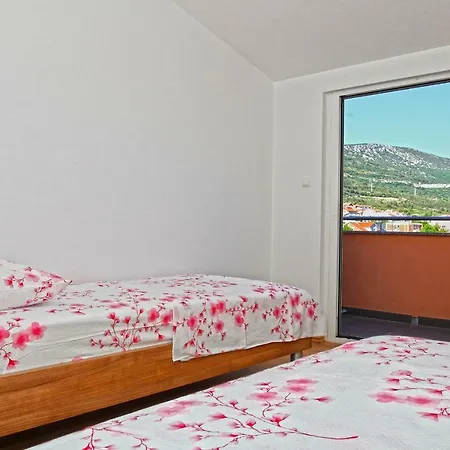 Appartement Ukic With A Large Outdoor Swimming Pool Kaštela