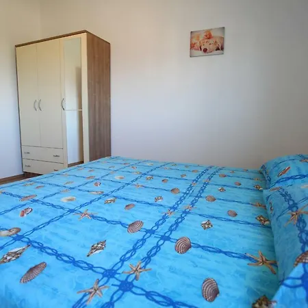 Ukic With A Large Outdoor Swimming Pool Appartement Kaštela