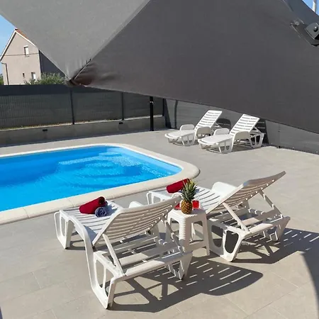 公寓 Ukic With A Large Outdoor Swimming Pool Kaštela