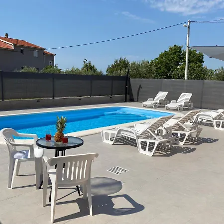 شقة Ukic With A Large Outdoor Swimming Pool