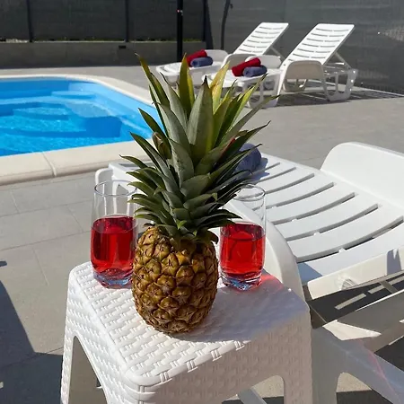 شقة Ukic With A Large Outdoor Swimming Pool Kaštela