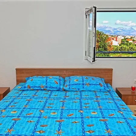 Ukic With A Large Outdoor Swimming Pool شقة Kaštela