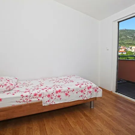 Ukic With A Large Outdoor Swimming Pool شقة Kaštela