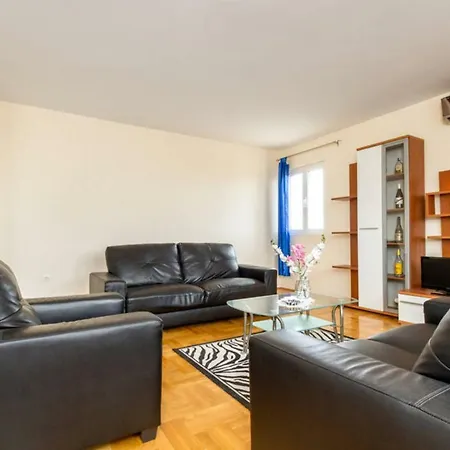 Ukic With A Large Outdoor Swimming Pool