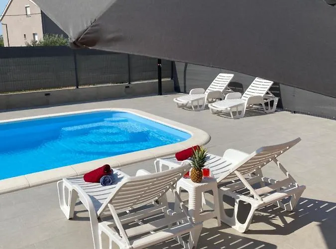 شقة Ukic With A Large Outdoor Swimming Pool Kaštela