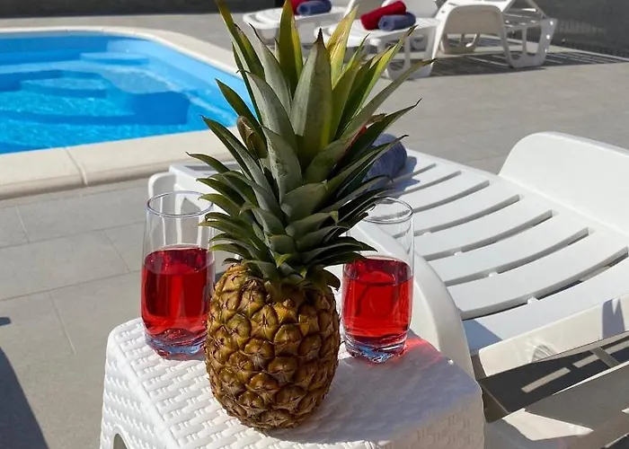 شقة Ukic With A Large Outdoor Swimming Pool Kaštela