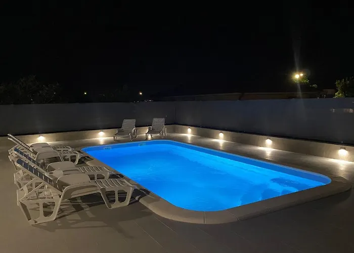 Ukic With A Large Outdoor Swimming Pool