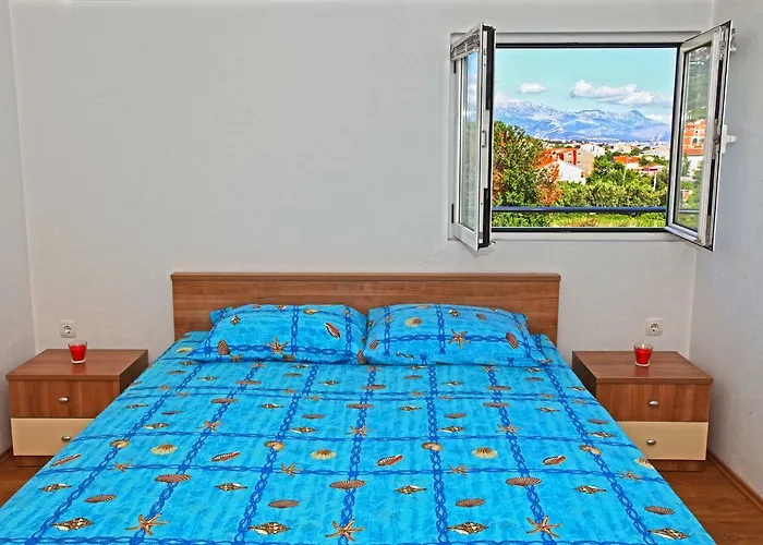 Ukic With A Large Outdoor Swimming Pool شقة Kaštela