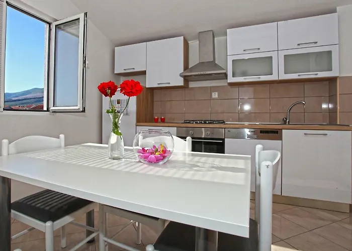 شقة Ukic With A Large Outdoor Swimming Pool Kaštela