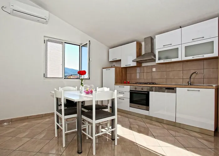 Ukic With A Large Outdoor Swimming Pool * Kaštela