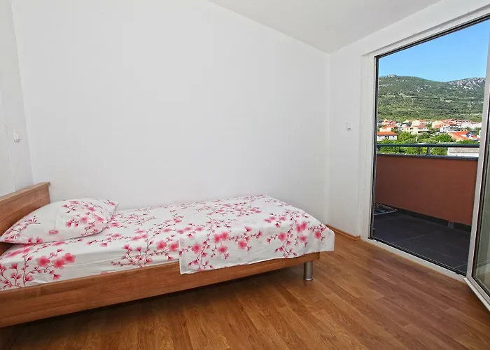 Ukic With A Large Outdoor Swimming Pool شقة Kaštela