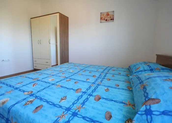 Ukic With A Large Outdoor Swimming Pool شقة Kaštela