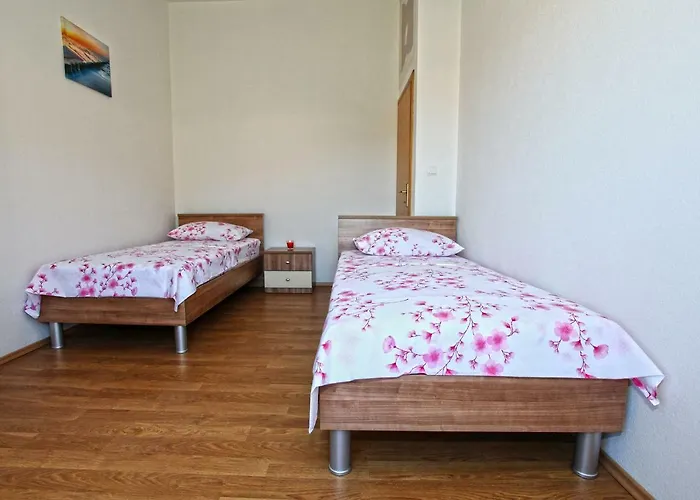 Ukic With A Large Outdoor Swimming Pool