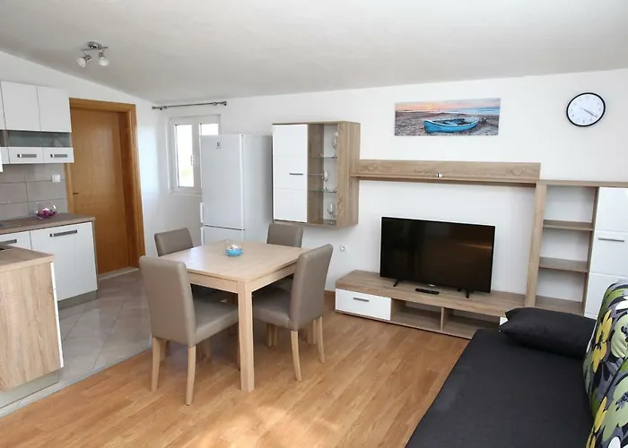 Ukic With A Large Outdoor Swimming Pool