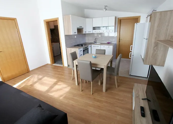 Ukic With A Large Outdoor Swimming Pool شقة *