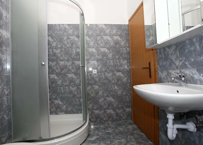 Ukic With A Large Outdoor Swimming Pool شقة Kaštela