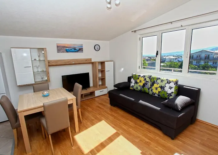 Ukic With A Large Outdoor Swimming Pool شقة