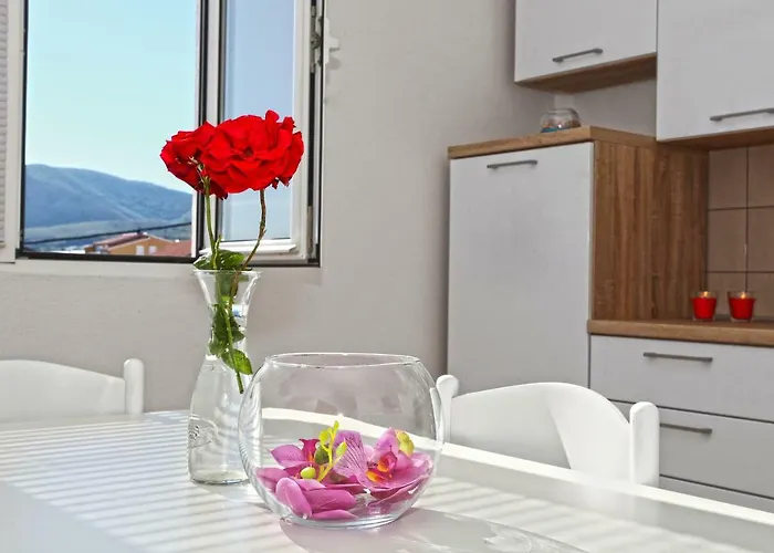 Ukic With A Large Outdoor Swimming Pool *