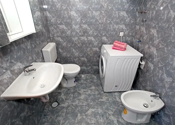 Ukic With A Large Outdoor Swimming Pool *