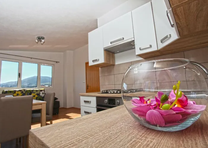 Ukic With A Large Outdoor Swimming Pool شقة Kaštela