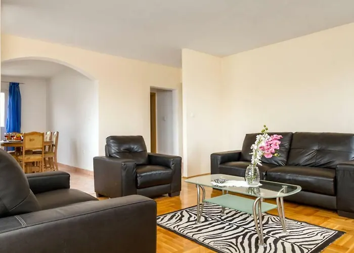 Ukic With A Large Outdoor Swimming Pool شقة Kaštela