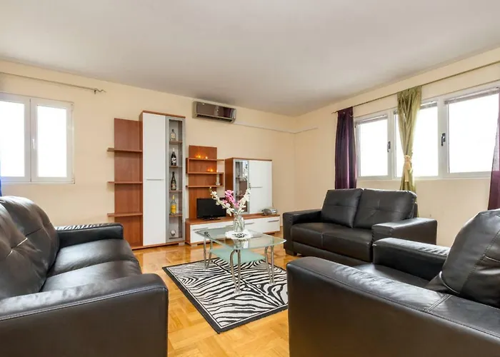 شقة Ukic With A Large Outdoor Swimming Pool *