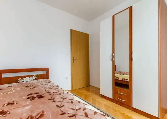 Ukic With A Large Outdoor Swimming Pool *