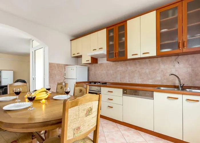 شقة Ukic With A Large Outdoor Swimming Pool Kaštela