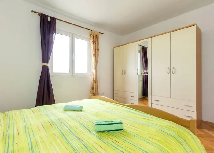 Ukic With A Large Outdoor Swimming Pool شقة