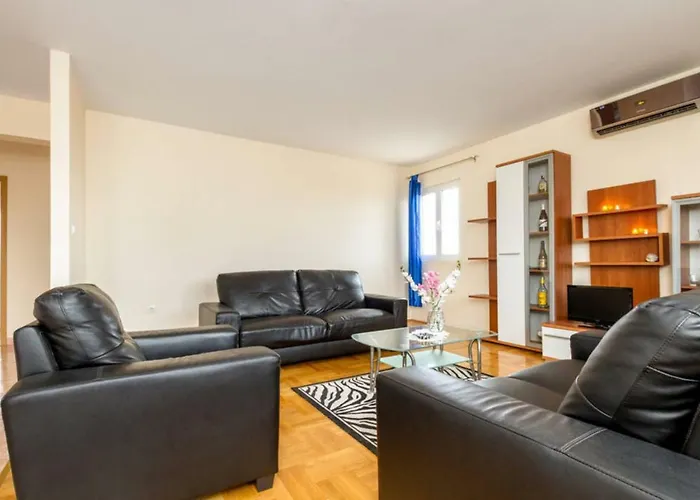 Ukic With A Large Outdoor Swimming Pool