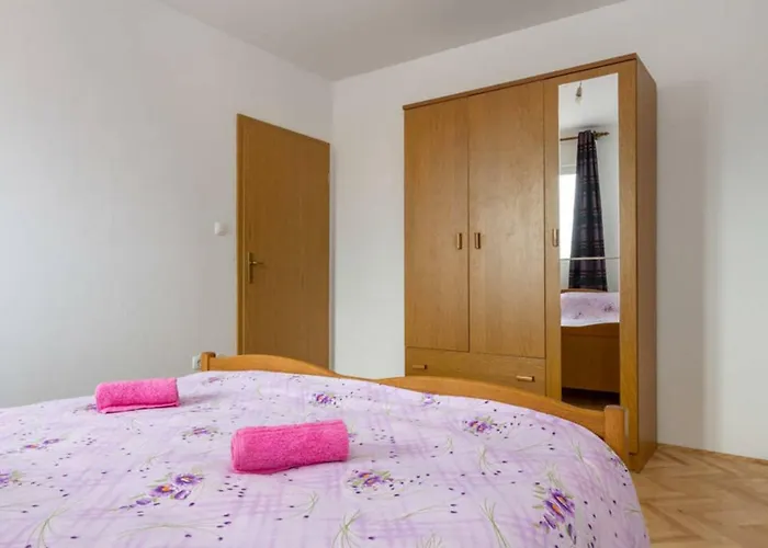 Ukic With A Large Outdoor Swimming Pool شقة Kaštela