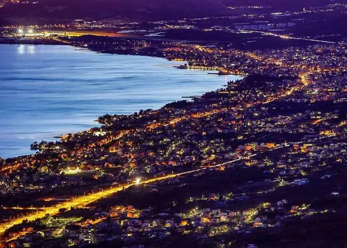 Ukic With A Large Outdoor Swimming Pool Kaštela