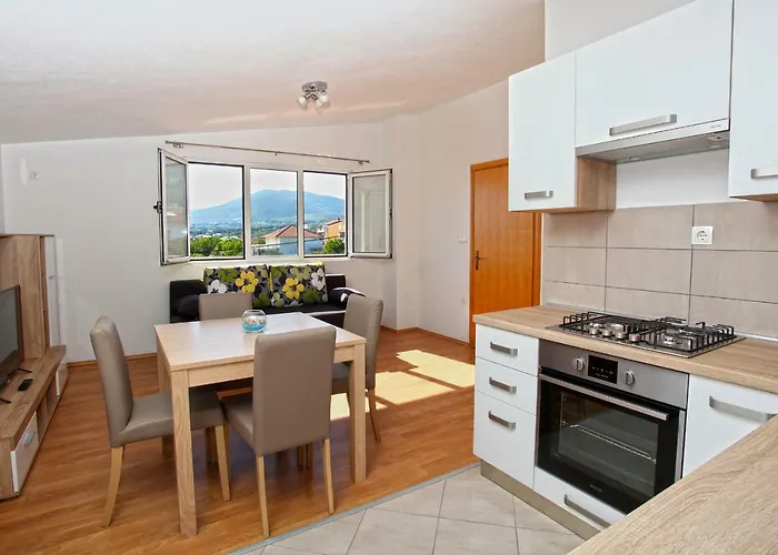 شقة Ukic With A Large Outdoor Swimming Pool