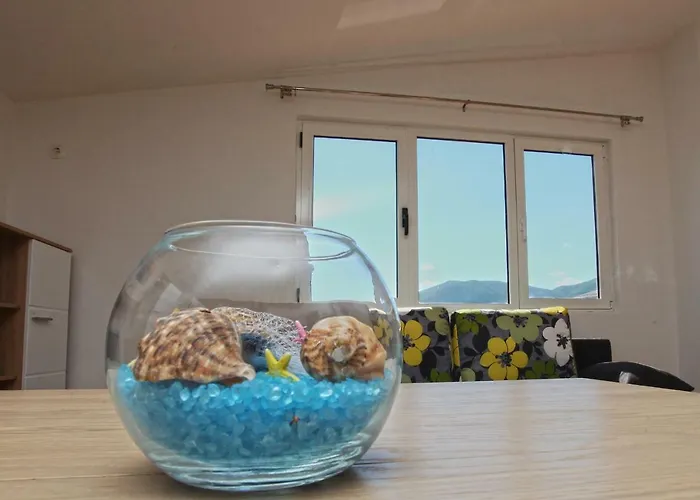 Ukic With A Large Outdoor Swimming Pool