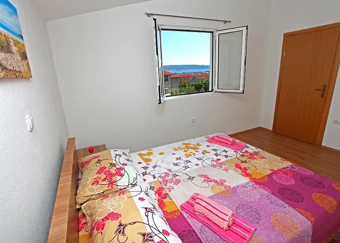 Ukic With A Large Outdoor Swimming Pool شقة