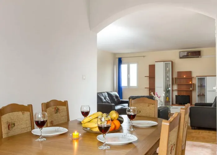 Ukic With A Large Outdoor Swimming Pool شقة Kaštela