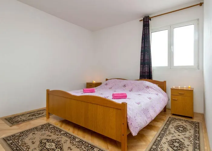 Ukic With A Large Outdoor Swimming Pool