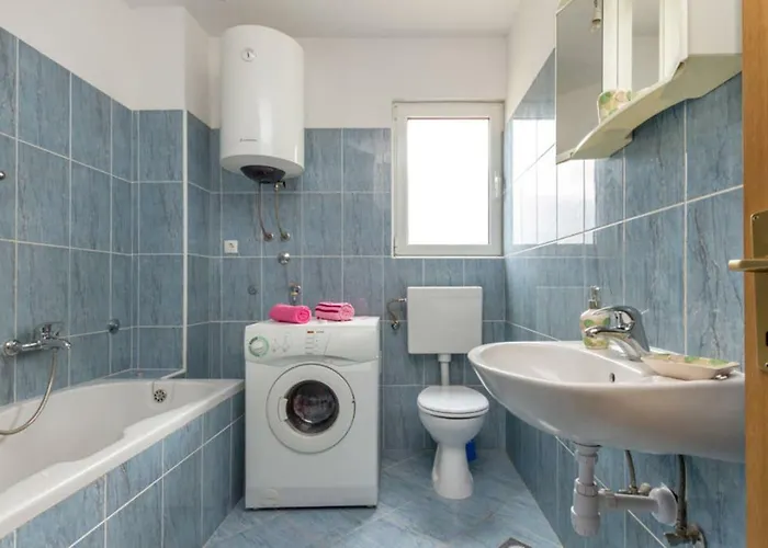 Ukic With A Large Outdoor Swimming Pool Kaštela